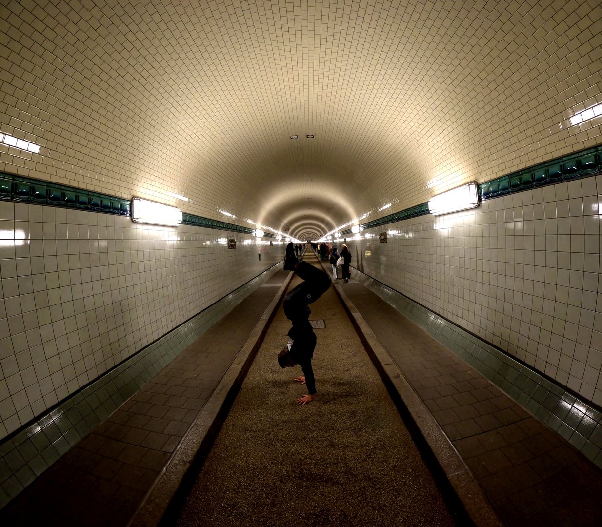 Person in tug handstand in Elbtunnel